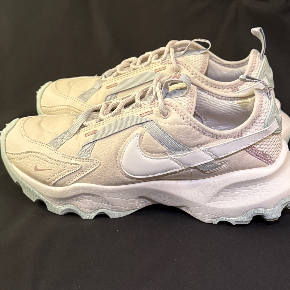 Nike TC 7900 Light Orewood Taupe Women’s Size 8.5 Pre-owned CLEAN No box